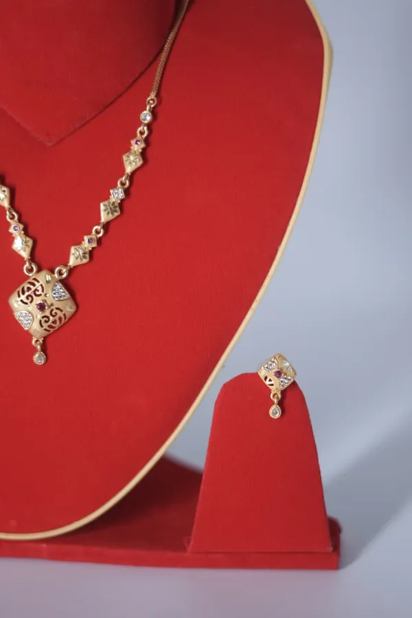 Golden_Stone-Studded_Pendant_Necklace_Set_With_Earrings_For_Women
