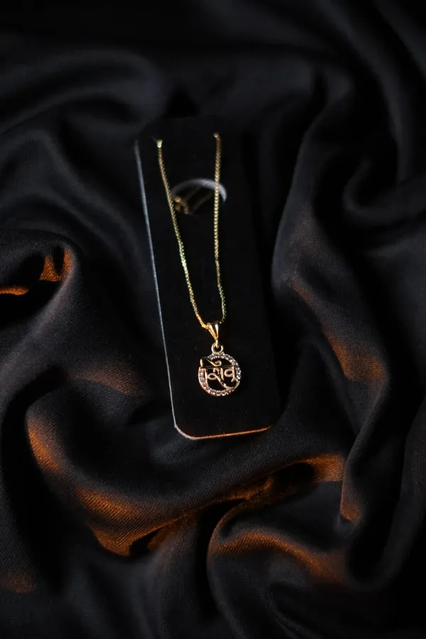 Gold_Plated_Om_Pendant_Necklace_With_Chain
