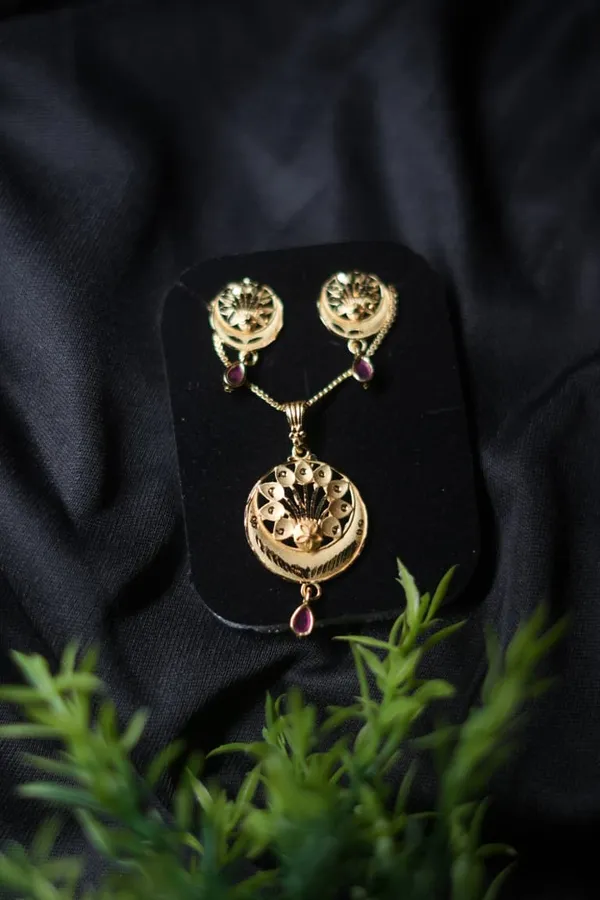 Gold_Plated_Peacock_Design_Pendant_Set_With_Purple_Stones