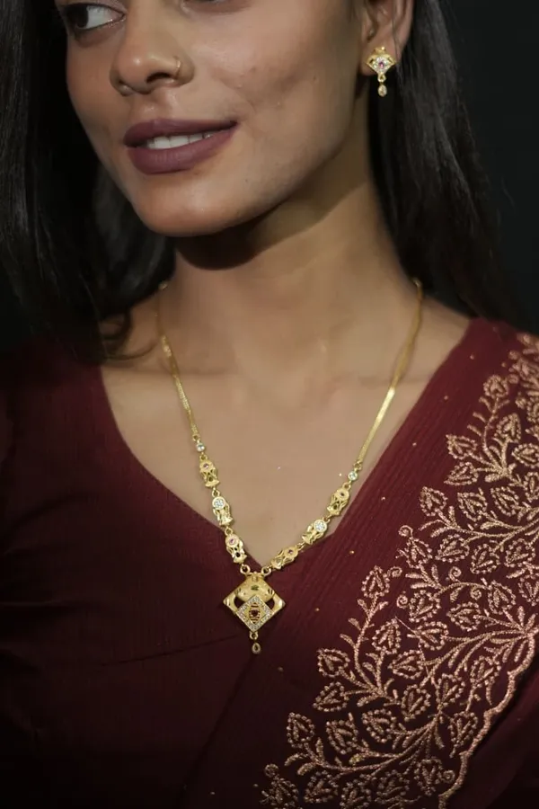 Gold_Plated_Pendant_Necklace_With_Diamond_Shaped_Locket_For_Women
