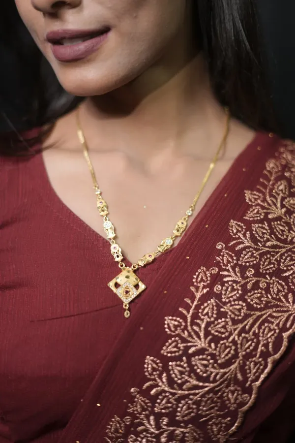 Gold_Plated_Pendant_Necklace_With_Diamond_Shaped_Locket_For_Women