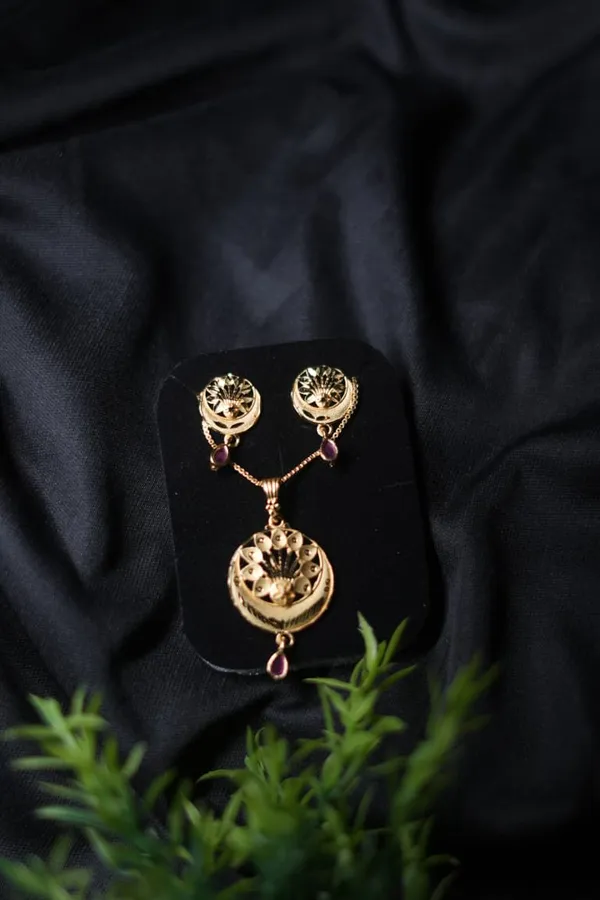 Gold_Plated_Peacock_Design_Pendant_Set_With_Purple_Stones