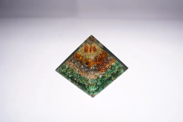 Multicolor_Natural_Stones_Magnet_Pyramid_For_Crystal_Enthusiasts,_Spiritual_Practitioners,_Home_Decorators
