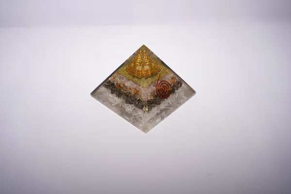 Multicolor_Natural_Stones_Pyramid_For_Crystal_Enthusiasts,_Spiritual_Practitioners,_Home_Decorators