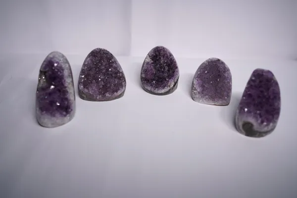 Black_Natural_Stone_Amethyst_Geode_For_Crystal_Enthusiasts,_Spiritual_Practitioners,_Home_Decorators