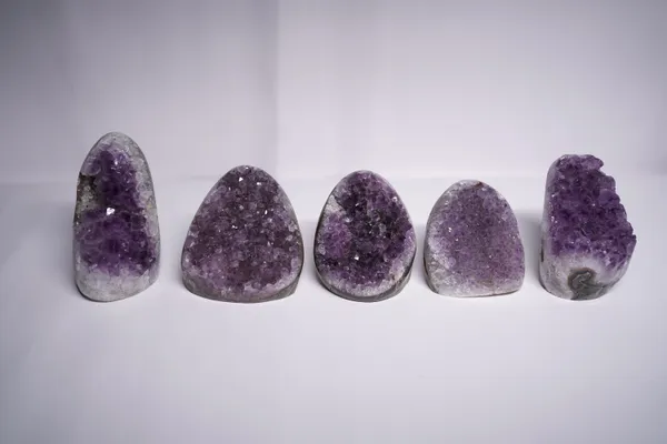 Black_Natural_Stone_Amethyst_Geode_For_Crystal_Enthusiasts,_Spiritual_Practitioners,_Home_Decorators