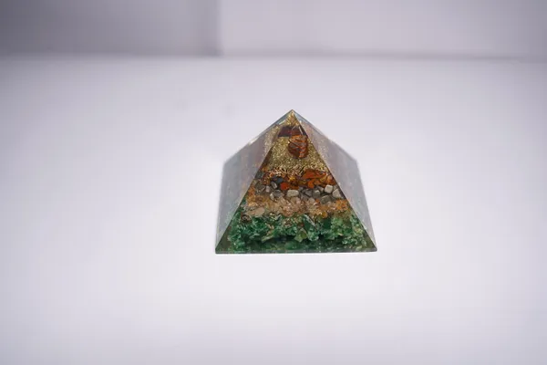 Multicolor_Natural_Stones_Magnet_Pyramid_For_Crystal_Enthusiasts,_Spiritual_Practitioners,_Home_Decorators