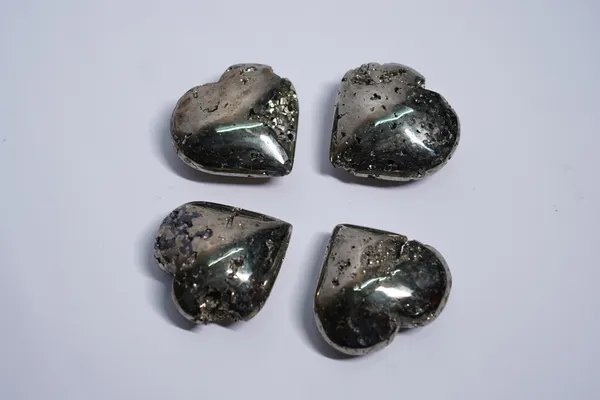 Multicolor_Natural_Stone_Pyrite_Heart_For_Crystal_Enthusiasts,_Spiritual_Practitioners,_Home_Decorators