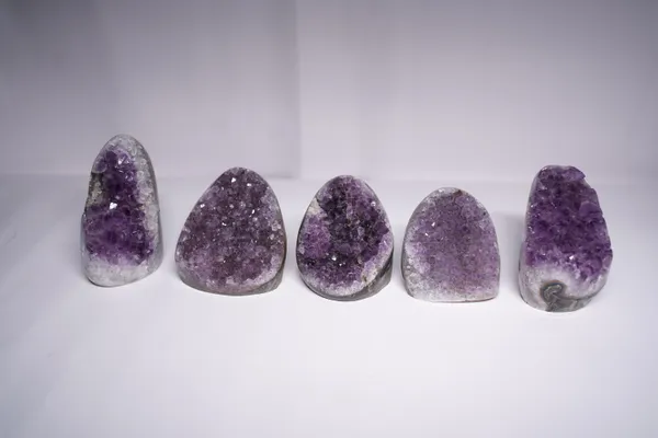 Black_Natural_Stone_Amethyst_Geode_For_Crystal_Enthusiasts,_Spiritual_Practitioners,_Home_Decorators