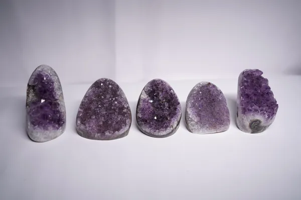 Black_Natural_Stone_Amethyst_Geode_For_Crystal_Enthusiasts,_Spiritual_Practitioners,_Home_Decorators