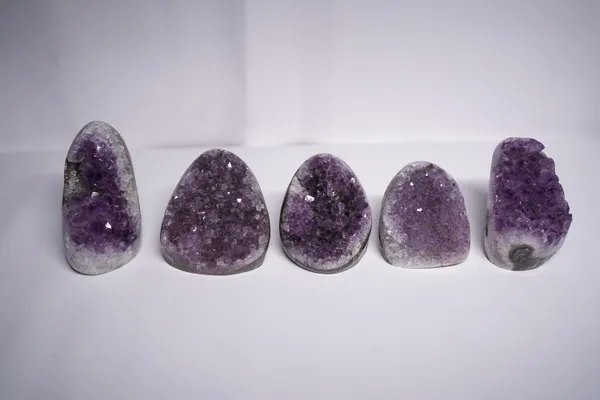 Black_Natural_Stone_Amethyst_Geode_For_Crystal_Enthusiasts,_Spiritual_Practitioners,_Home_Decorators