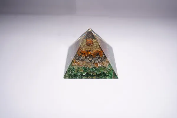 Multicolor_Natural_Stones_Magnet_Pyramid_For_Crystal_Enthusiasts,_Spiritual_Practitioners,_Home_Decorators
