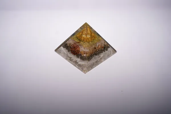 Multicolor_Natural_Stones_Pyramid_For_Crystal_Enthusiasts,_Spiritual_Practitioners,_Home_Decorators