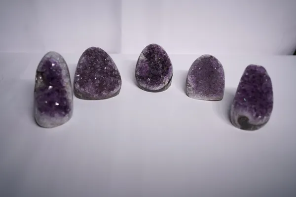Black_Natural_Stone_Amethyst_Geode_For_Crystal_Enthusiasts,_Spiritual_Practitioners,_Home_Decorators