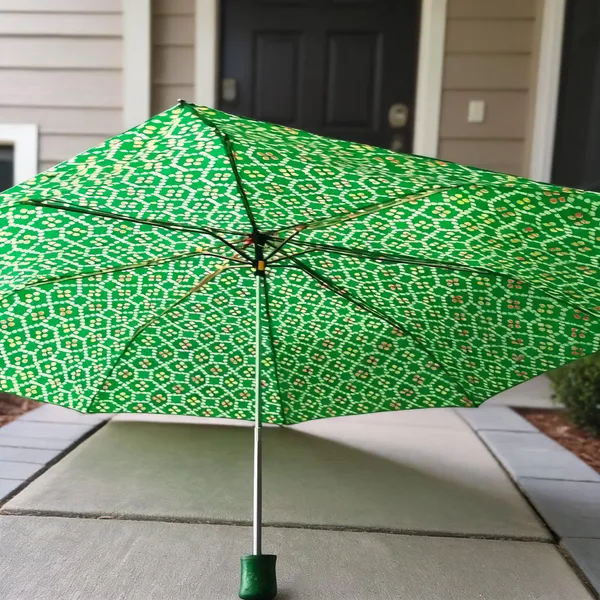 Green_Polyester_Geometric_Print_Folding_Umbrella_For_Adults