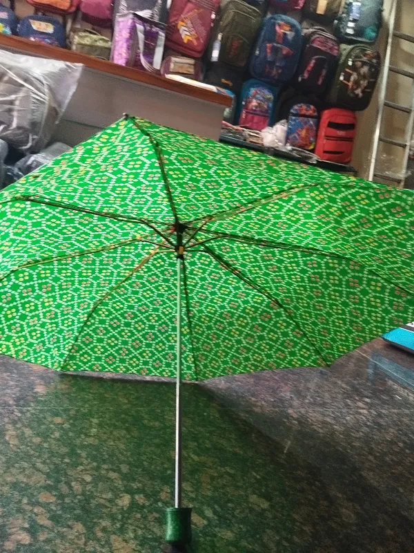 Green_Polyester_Geometric_Print_Folding_Umbrella_For_Adults