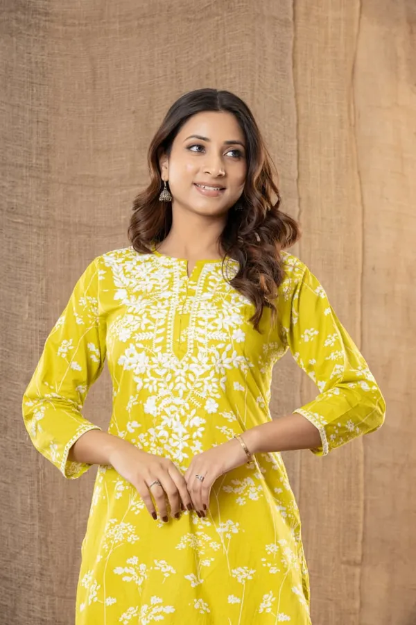 Yellow_Cotton_Floral_Embroidered_Straight_Kurti_Set_For_Women