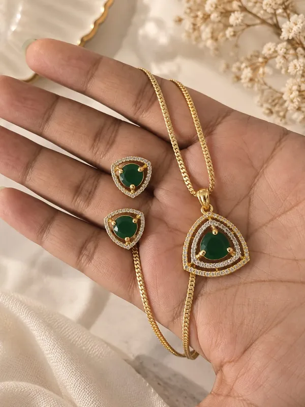 Emerald_Royale_Teardrop_Pendant_Set