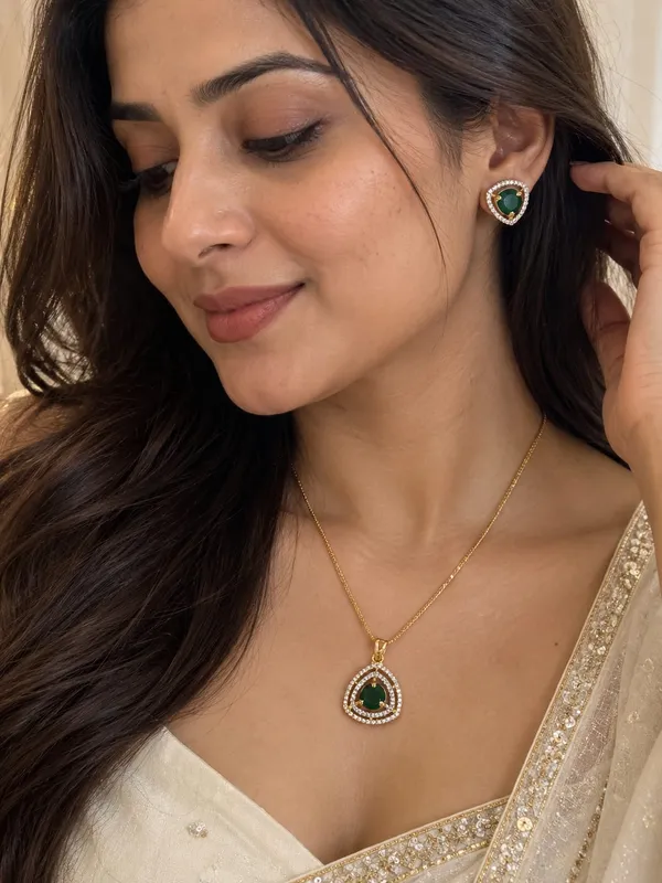 Emerald_Royale_Teardrop_Pendant_Set