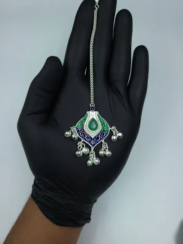 Shield_Silhouette_With_Emerald_Maangtika