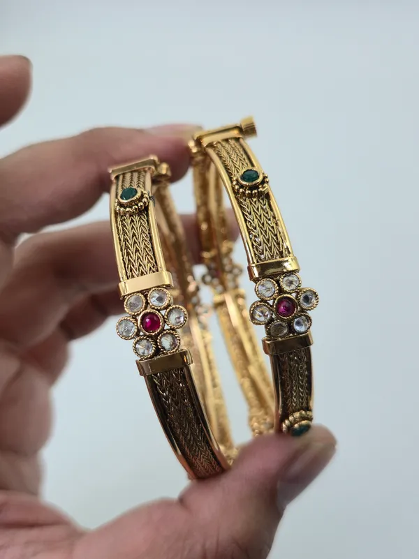 Sleek_Kundan_Traditional_Bangles