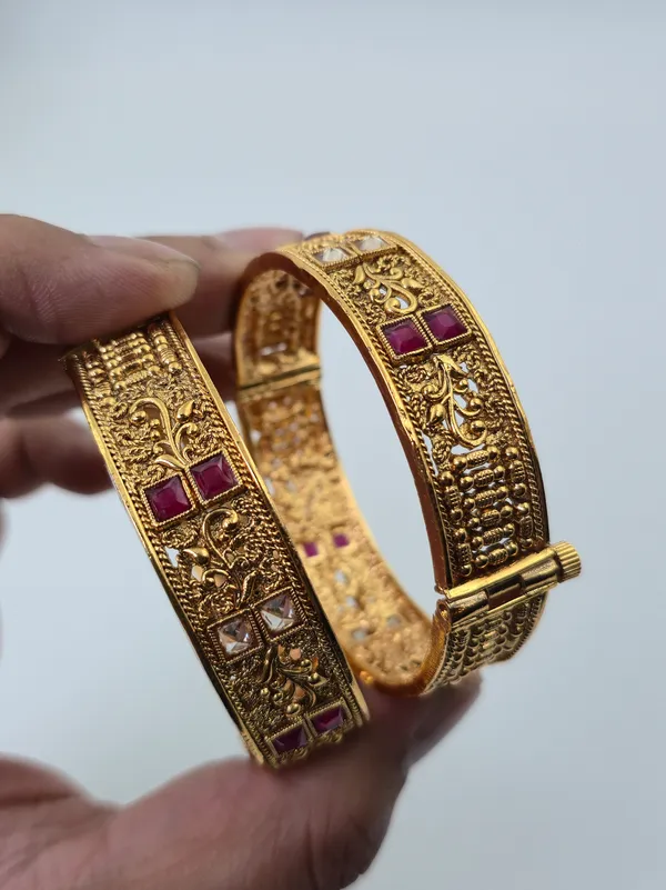 Leaf_Ruby_2_Traditional_Bangles