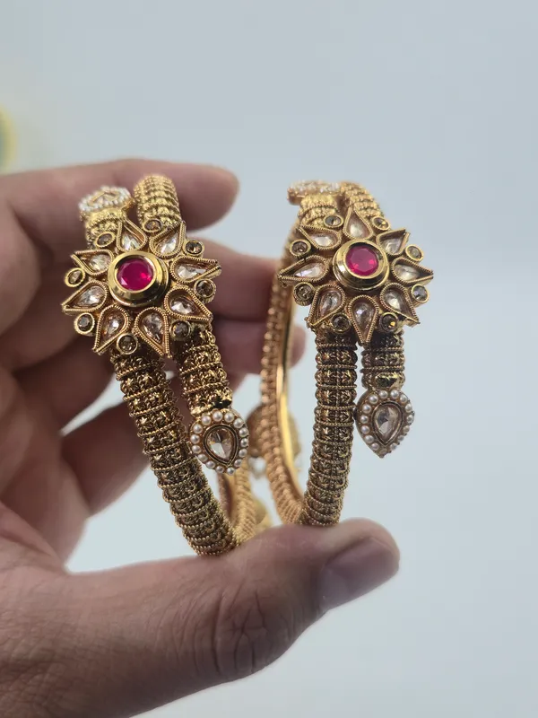 Kundan_Tassel_Traditional_Bangles