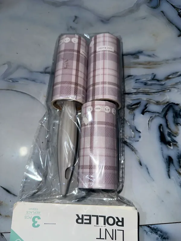 Lint_Roller_For_Pet_Hair_Cleaning_With_Two_Refills