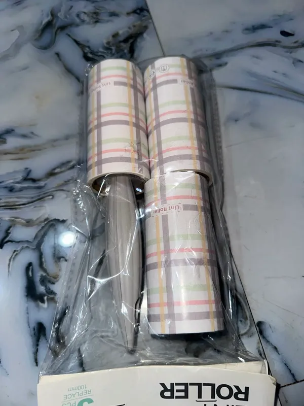 Lint_Roller_For_Pet_Hair_Cleaning_With_Two_Refills