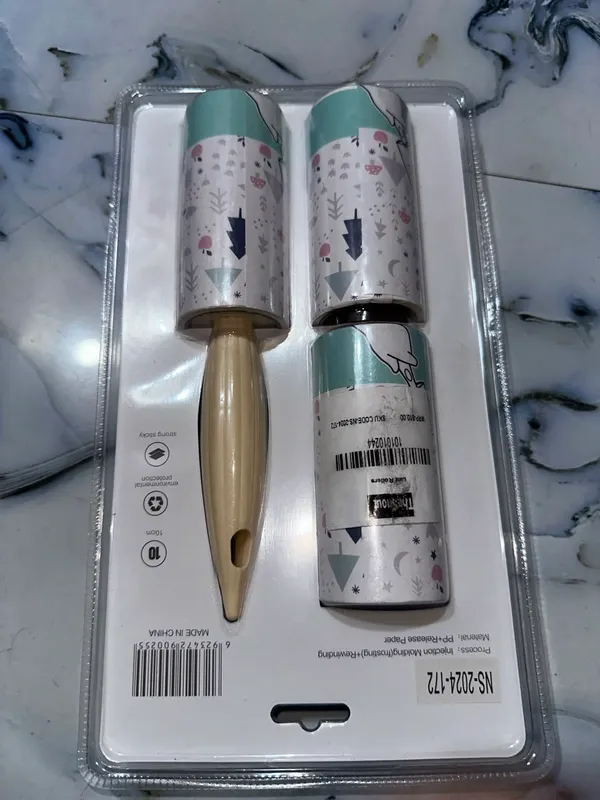 Lint_Roller_For_Pet_Hair_Cleaning_With_Two_Refills_Premium