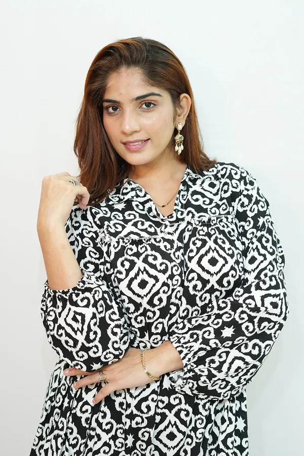 Black_White_Viscose_Rayon_Printed_Gown_For_Women