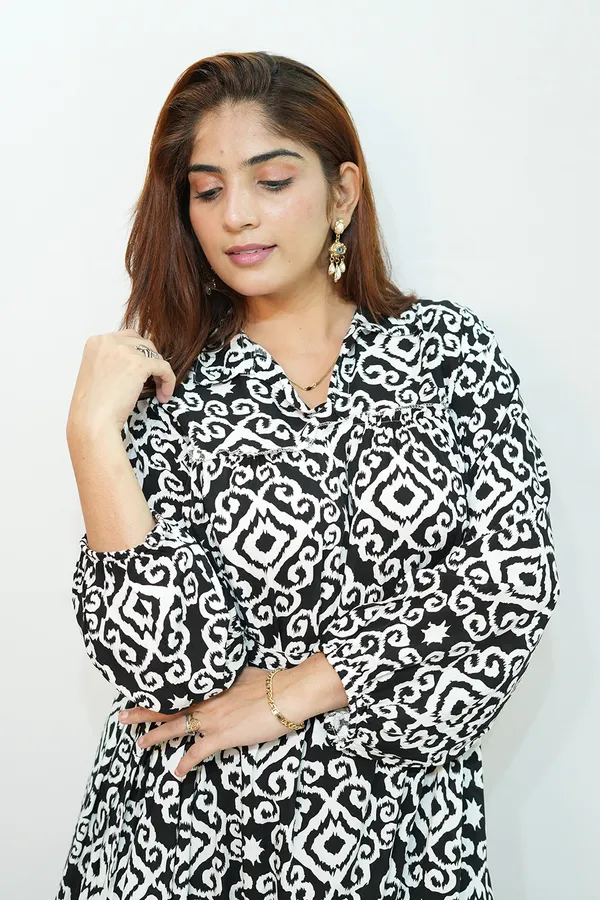 Black_White_Viscose_Rayon_Printed_Gown_For_Women