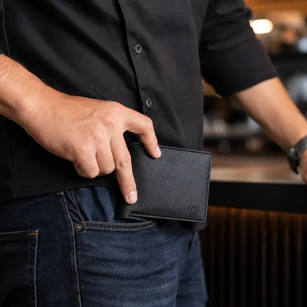 Black_Genuine_Leather_Bifold_Wallet_For_Men