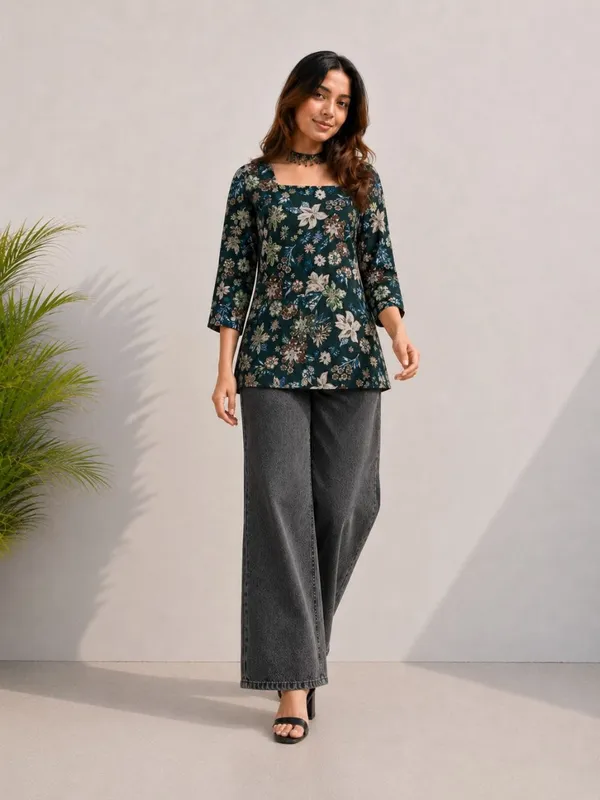Black_Vartican_Peplum_Floral_Print_Short_Kurti_For_Women