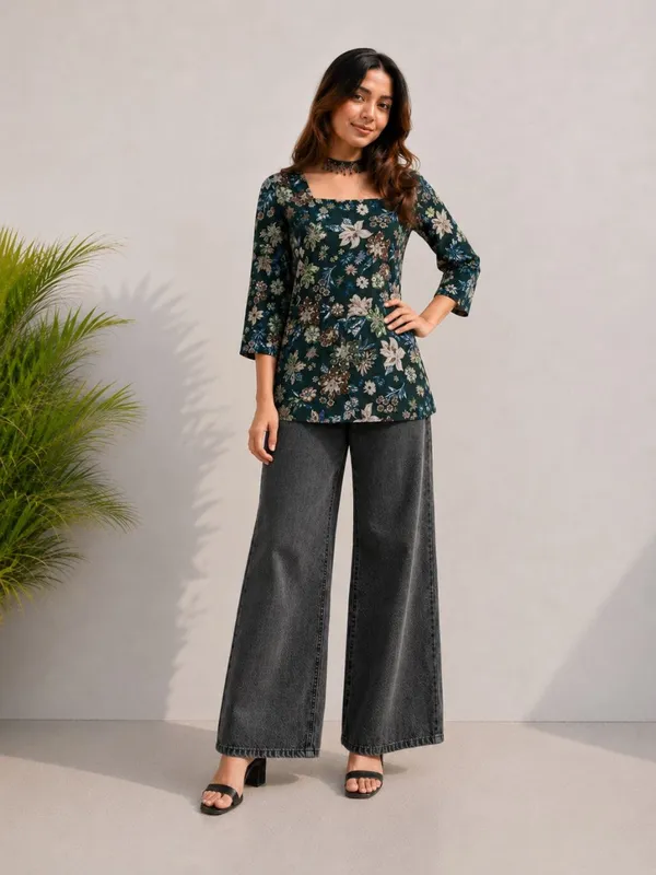 Black_Vartican_Peplum_Floral_Print_Short_Kurti_For_Women