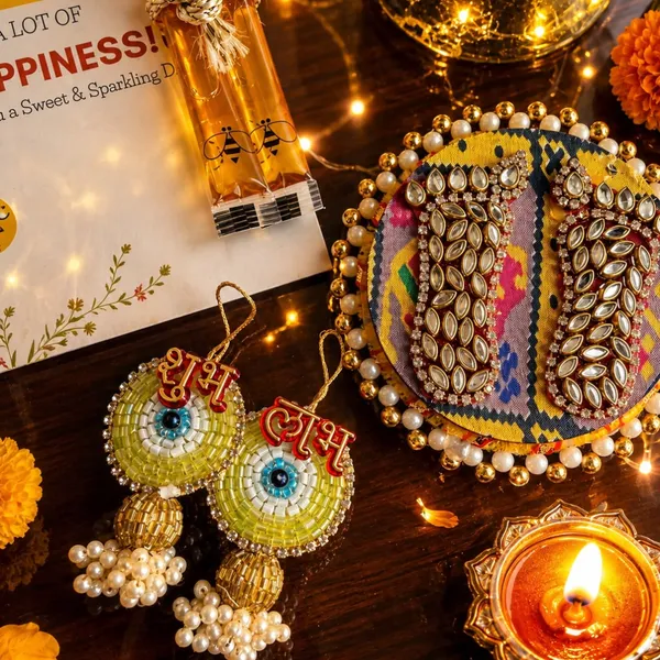 Wax_Festive_Green_Stand_Candle_Diwali_Gift_Hamper