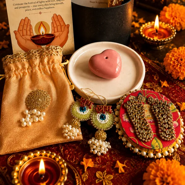 Artecasa_Black_Gift_Box_Heart_Agarbatti_Stand_Potli_Hamper