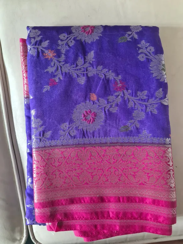 Purple_Silk_Floral_Zari_Woven_Pink_Border_Banarasi_Saree_For_Women