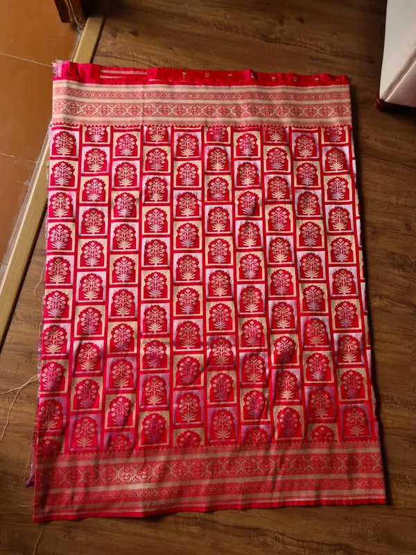 Red_Silk_Zari_Woven_Floral_Motif_Banarasi_Saree