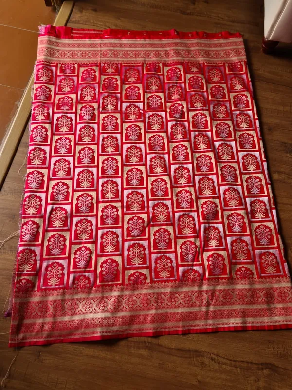 Red_Silk_Zari_Woven_Floral_Motif_Banarasi_Saree