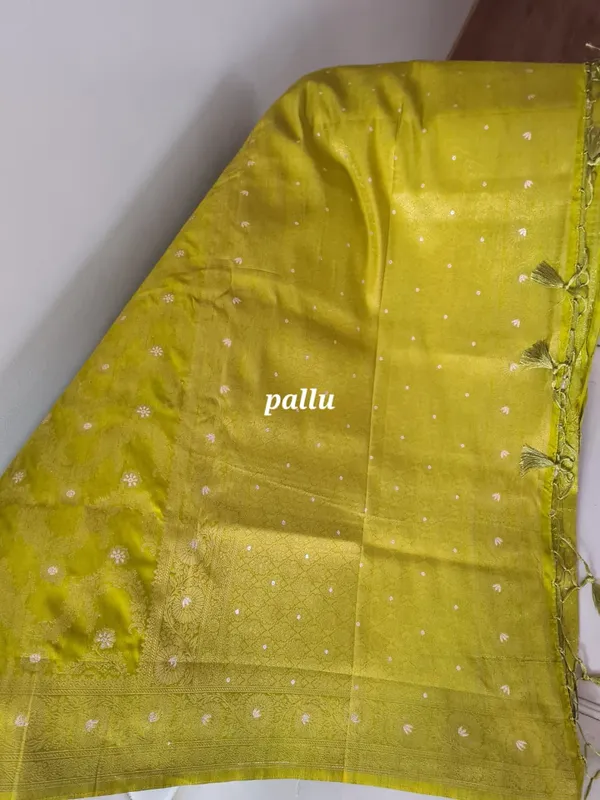 Green_Silk_Zari_Woven_Banarasi_Saree_With_Blouse_For_Women