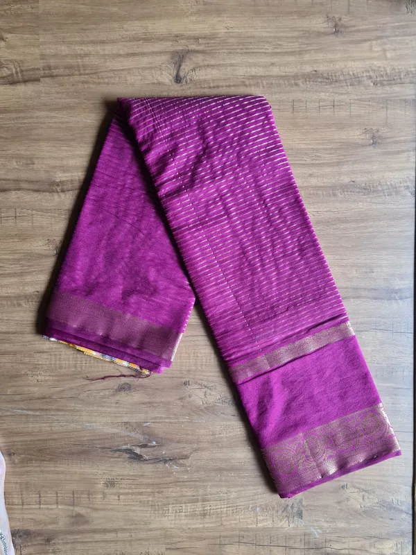 Maroon_Semi_Crepe_Golden_Stipe_Saree_With_Silk_Blouse_Piece_For_Women