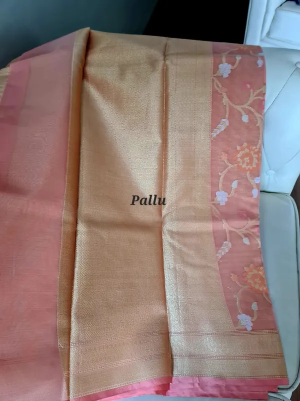Peach_Silk_Zari_Woven_Floral_Pallu_Saree_With_Blouse