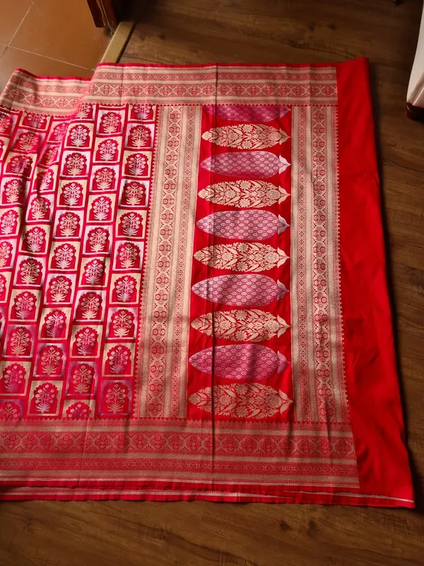 Red_Silk_Zari_Woven_Floral_Motif_Banarasi_Saree