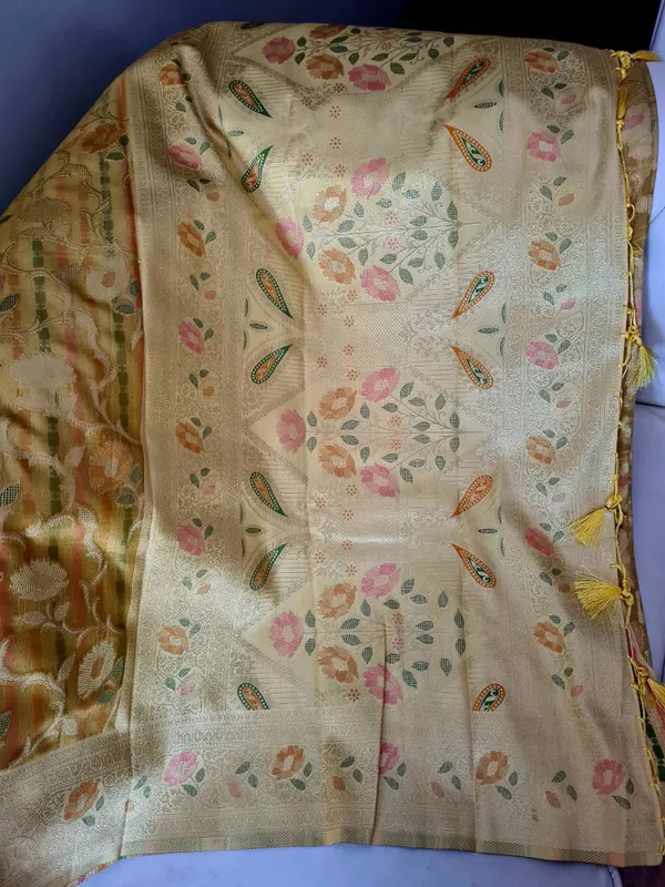 Gold_Silk_Woven_Floral_Zari_Banarasi_Saree_For_Women