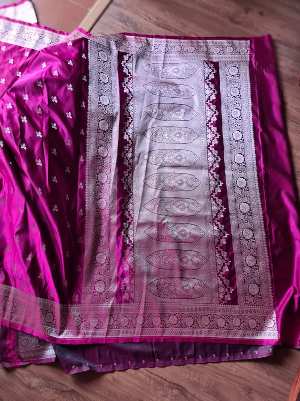 Magenta_Silk_Woven_Butti_Zari_Border_Banarasi_Saree_For_Women