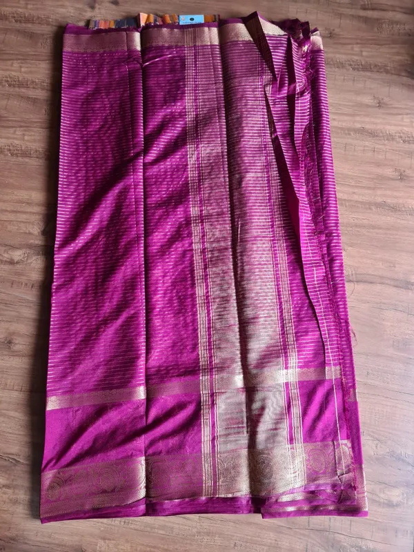 Maroon_Semi_Crepe_Golden_Stipe_Saree_With_Silk_Blouse_Piece_For_Women