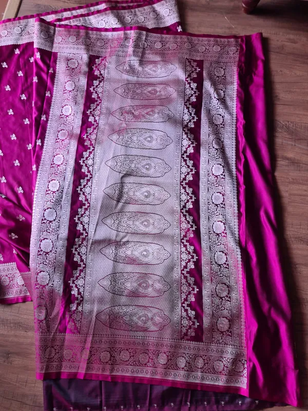 Magenta_Silk_Woven_Butti_Zari_Border_Banarasi_Saree_For_Women