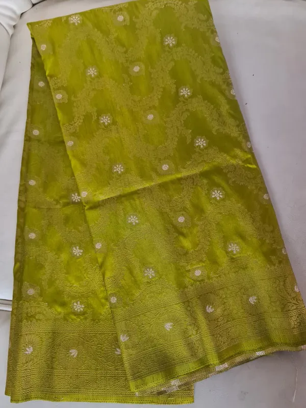 Green_Silk_Zari_Woven_Banarasi_Saree_With_Blouse_For_Women
