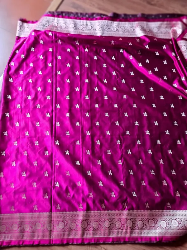 Magenta_Silk_Woven_Butti_Zari_Border_Banarasi_Saree_For_Women